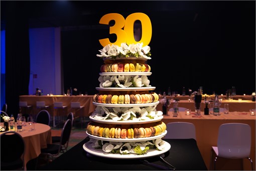 Kulinarische K&ouml;stlichkeiten pr&auml;sentiert im passenden Yellow Look von Tavola Catering