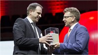 Adrian Steiner, CEO Thermoplan AG (l.) erhält den Preis von Hans-Ulrich Müller, SVC Präsident.